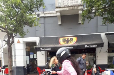 Una madre imprudente sobre ruedas