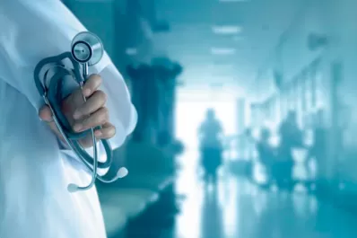 Denunció que su ginecólogo de 75 años la anestesió y la violó en el consultorio