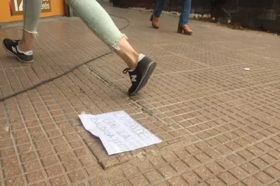 Insólito: con un cartel en el piso anuncian el peligro de caerse en la peatonal