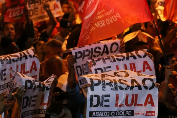 Lula tiene hasta las 17 para entregarse, pero su defensa juega la última carta para evitar la detención