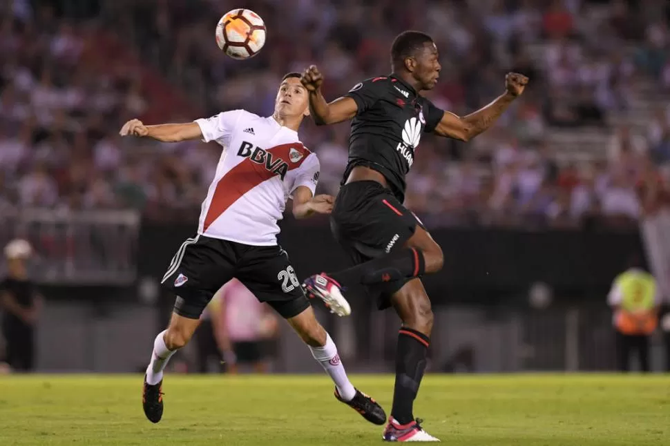 LA PELOTA NO TIENE DUEÑO. Ignacio Fernández, que estuvo lejos de su mejor nivel, intenta dominar el balón frente a un rival. telam 