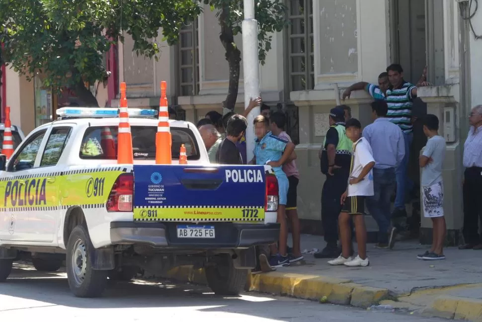 ALARMA. Los monterizos se reunieron cerca de la comisaría después de que se enteraron del motín. la gaceta / foto de Osvaldo Ripoll