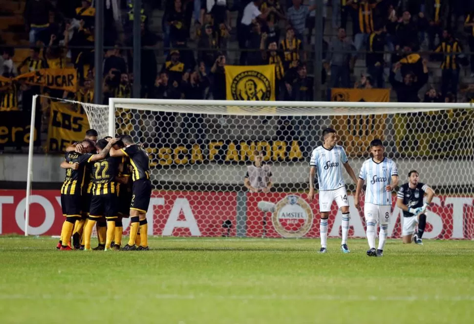 DEL DOLOR SE APRENDE. Atlético no tuvo la picardía que sí mostró ante Independiente, y cometió errores costosos ante un campeón como Peñarol, que no lo perdonó en el estadio “Campeón del Siglo”. reuters 