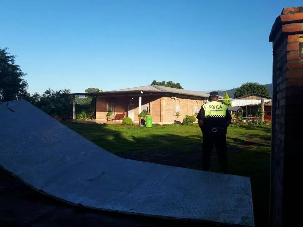 CON CUSTODIA. Un uniformado fue dejado de consigna en la pequeña finca que tiene el matrimonio taiwanés en Lules.  