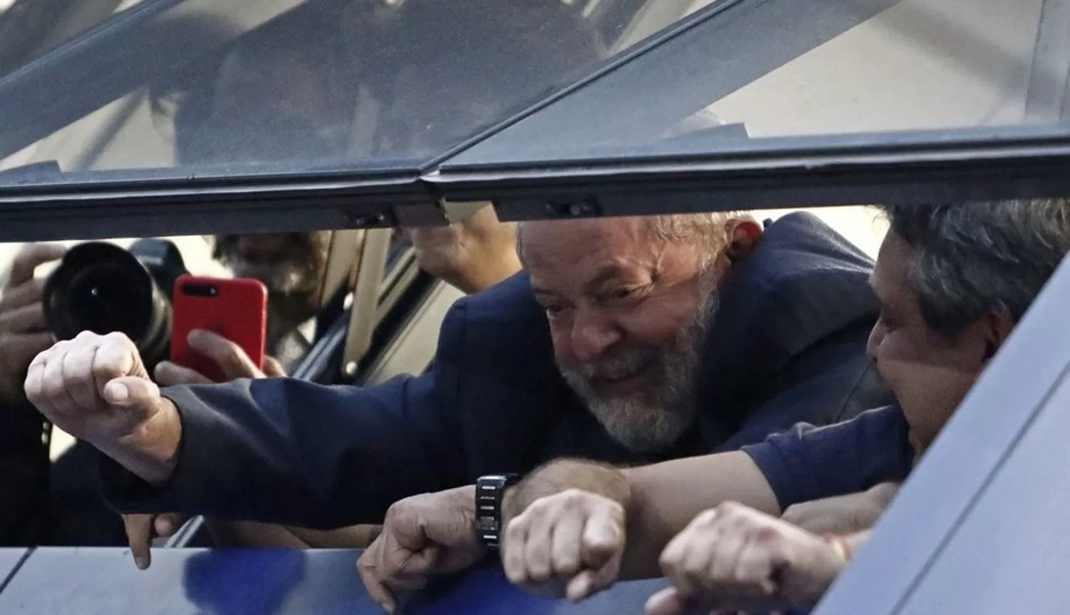 LULA DA SILVA. El ex presidente brasilero saludando a sus seguidores desde el interior del sindicato. FOTO TOMADA DE CLARIN.COM