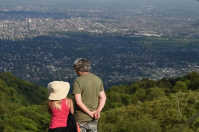 El fin de semana arrancó con lluvia y una mínima de 17 grados, ¿a cuánto llegará la máxima?