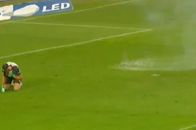 Hinchas violentos: suspendieron el partido entre Colón y Vélez por agresiones al arquero visitante