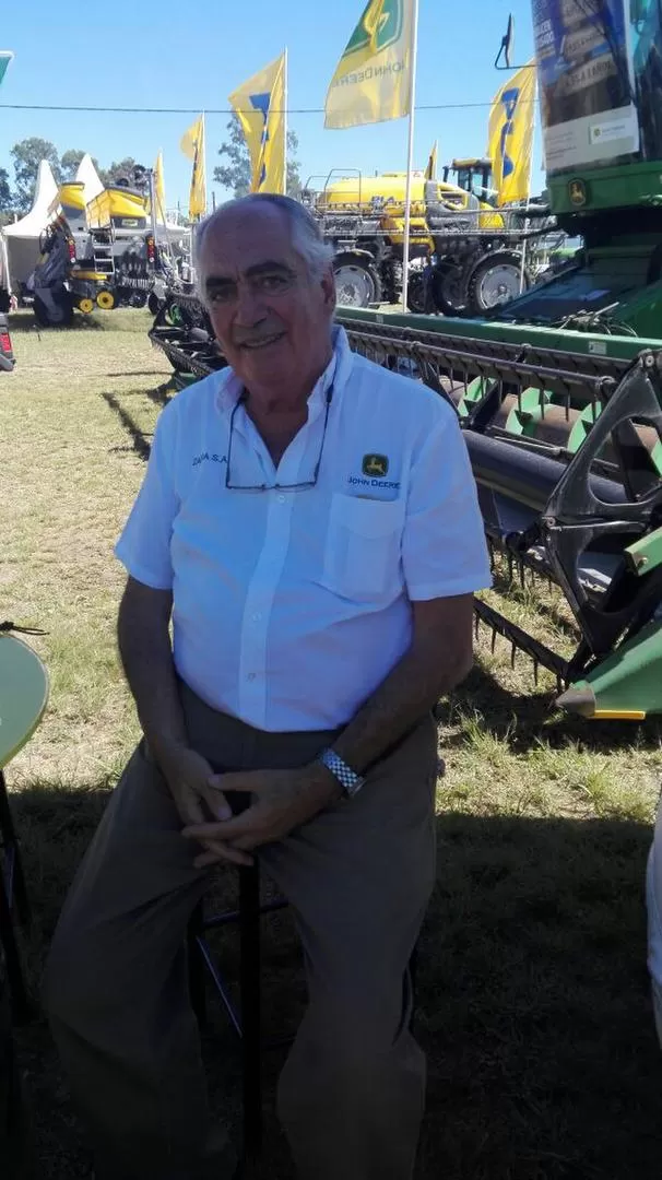 LA MARCA. Ricardo López presentó la nueva enfardadora John Deere. GENTILEZA GUSTAVO FRÍAS SILVA 