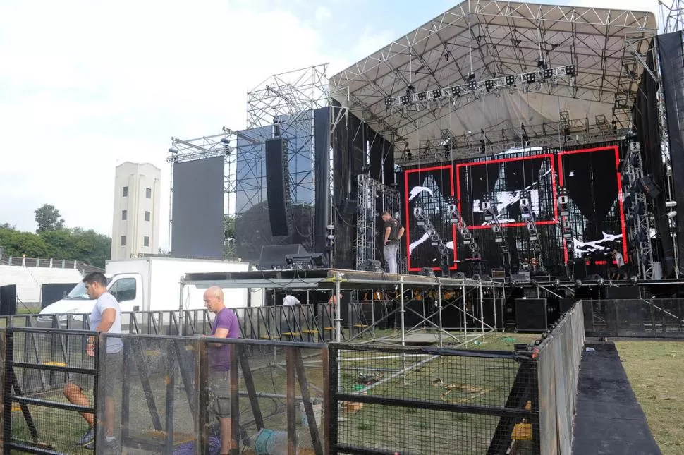 AJENOS AL CONFLICTO. El armado del escenario continuó ayer. Según quienes trabajaban allí, hay una “mano negra” detrás de este conflicto. LA GACETA /FOTO DE HÉCTOR PERALTA.