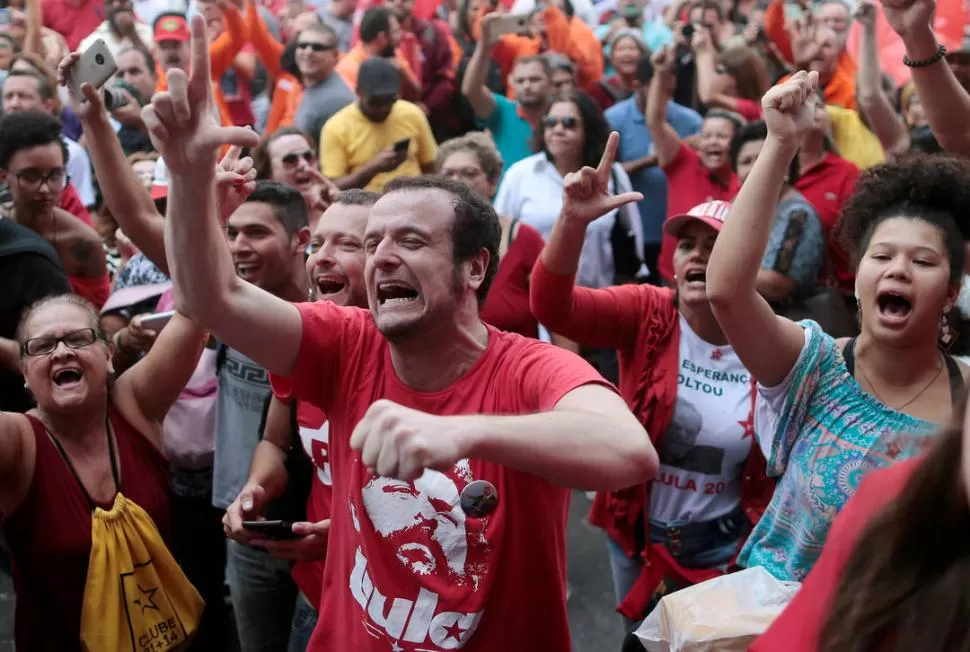 EN LAS CALLES. Miles de militantes salieron para respaldar al ex presidente. fotos reuters