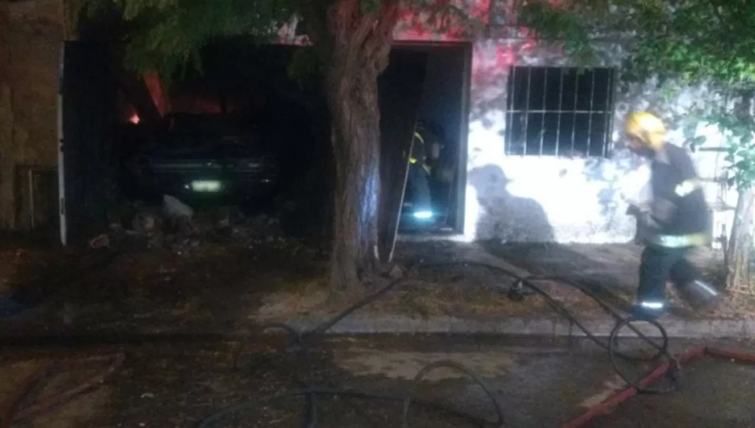 La vivienda donde se produjo el incendio quedó prácticamente destruida. FOTO TOMADA DE TELEFENOTICIAS.COM.AR