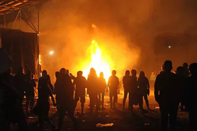 Pity Alvarez llegó seis horas tarde y los fans de Viejas Locas incendiaron Argentinos del Norte
