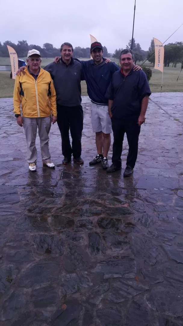 GRAN TAREA. Los integrantes del equipo ganador del certamen que se disputó en la cancha del Country. prensa jockey club 