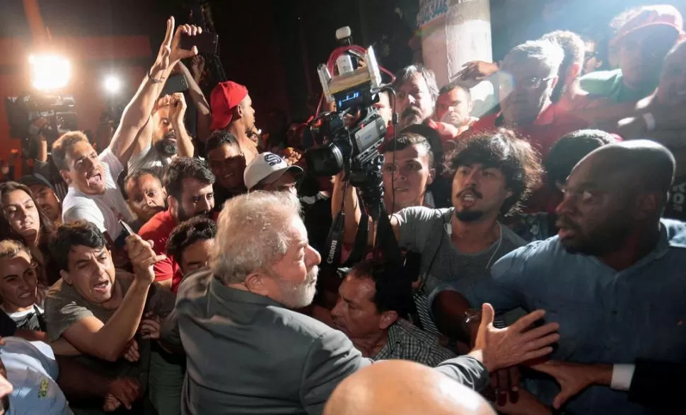 RUMBO A LA CÁRCEL. Cientos de militantes intentaron impedir que el convoy policial trasladara a Lula al aeropuerto. 