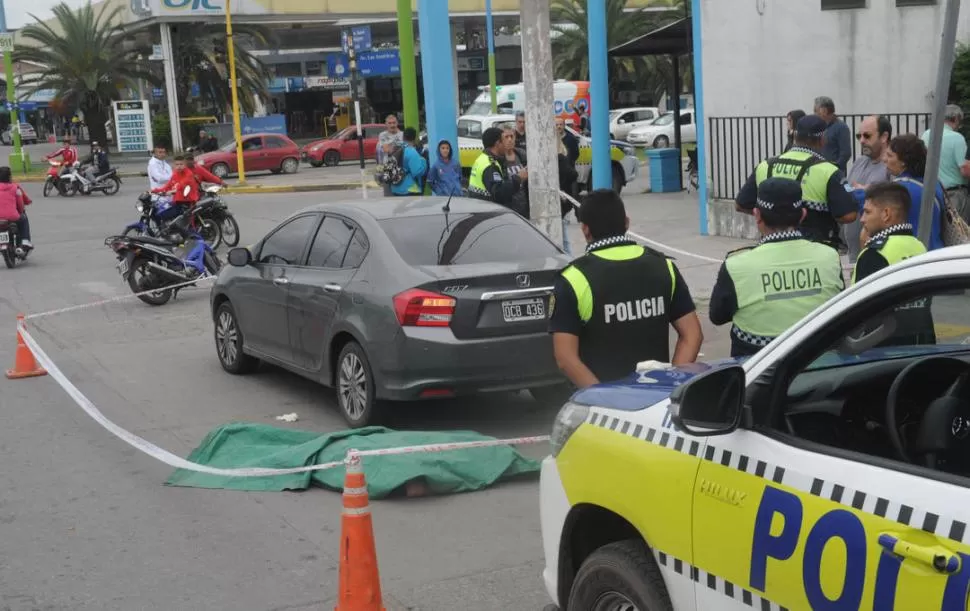 ESTACIONADO. Se sintió mal y paró el vehículo en Belgrano y América. la gaceta / foto de Antonio Ferroni