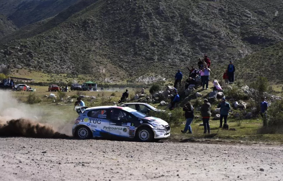 BUENA VISTA. El público aprovechó la altura de las múltiple lomas que se encontraban en el tramo Costa 2-Costa 2. Un grupo alentó y fotografió el paso de Padilla. la gaceta / foto de Osvaldo Ripoll