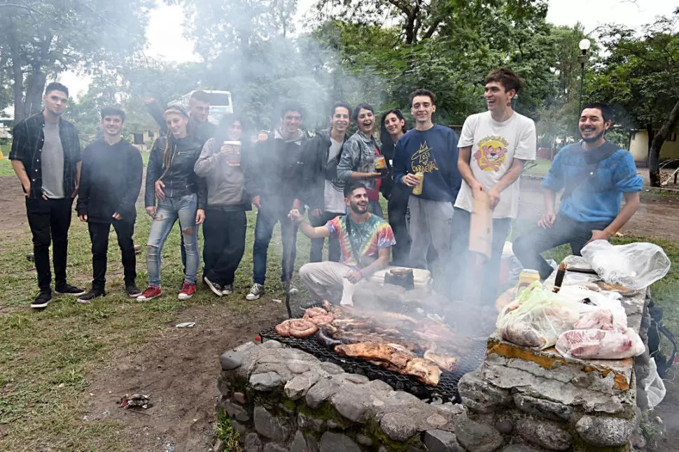 CAMARADERÍA. Asado compartido entre viajeros caracterizó ayer al camping municipal del parque 9 de Julio. LA GACETA / FOTOS DE JOSÉ NUNO.-