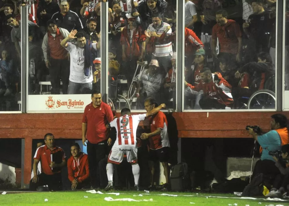 RISAS Y APLAUSOS. Claudio Bieler (9) se lució ayer; el “Santo” le regaló a sus hinchas un motivo para estar muy felices. la gaceta / foto de Antonio Ferroni