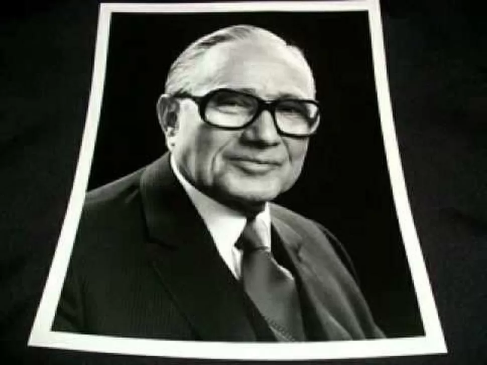 NACIDO EN LAS REDES SOCIALES. Gustavo Beaverhausen es un autor ficticio, que usa este retrato falso en Twitter. credito