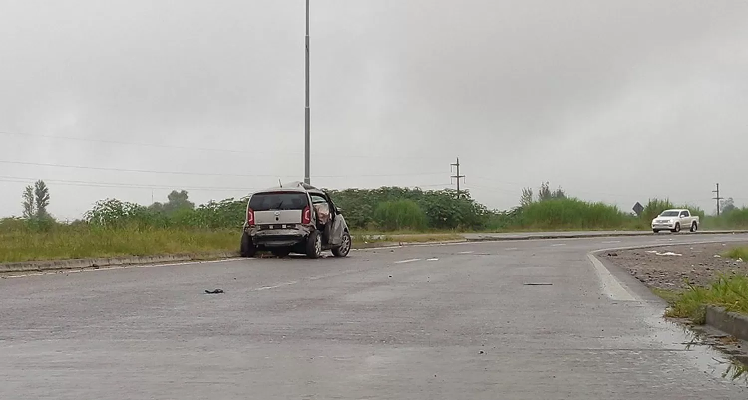 INSEGURIDAD VIAL. El auto del matrimonio que quedó en la rotonda luego del accidente. FOTO TOMADA DE BAJO LA LUPA, CONCEPCIÓN.