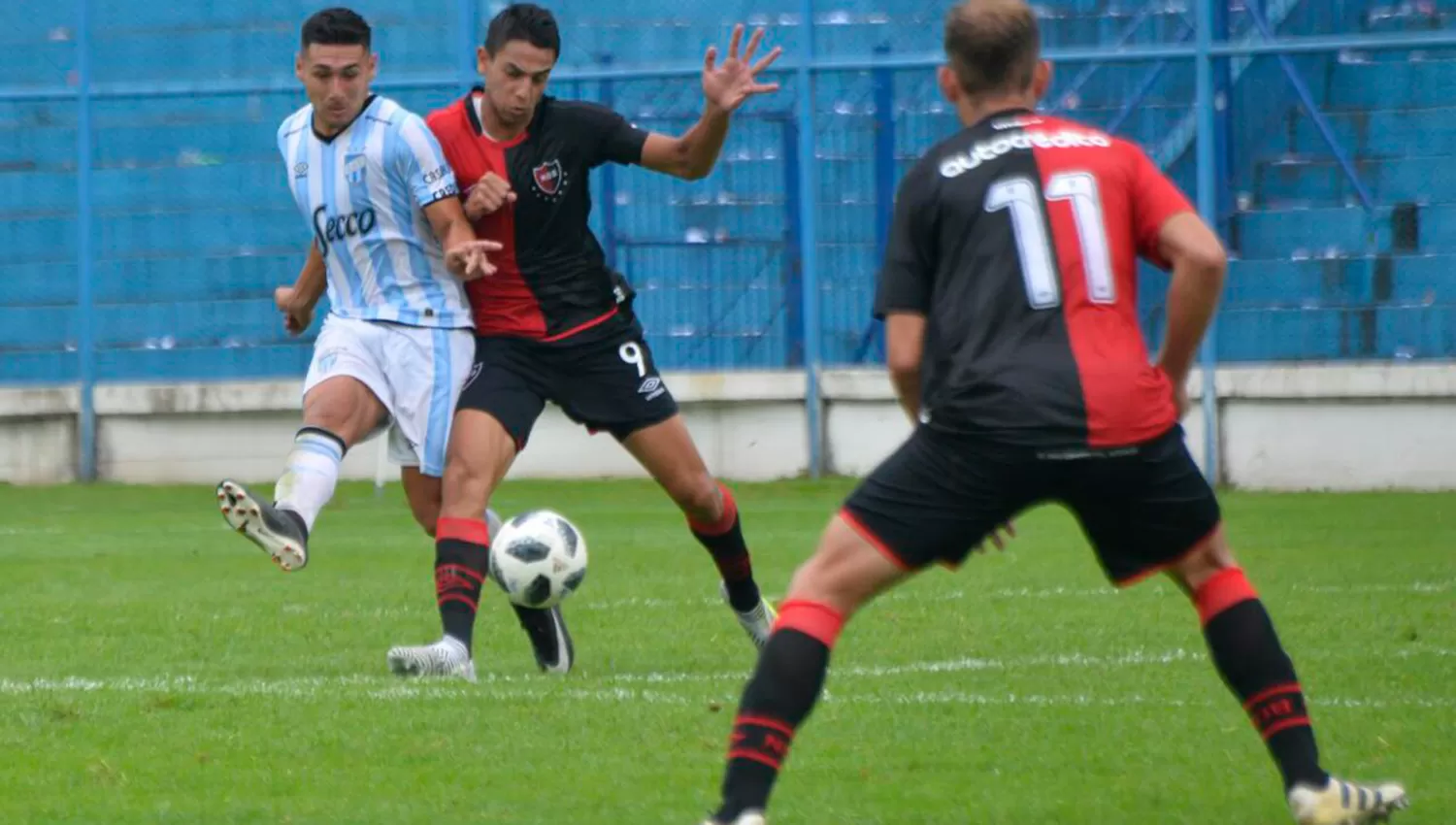 A MANO. Atlético y Newell's igualaron en el duelo de reserva, 2 a 2. (@ATOficial)