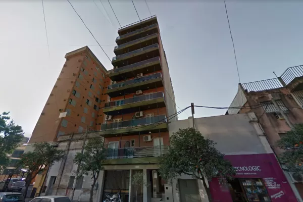 Una joven murió al caer del cuarto piso de un edificio de Congreso al 800