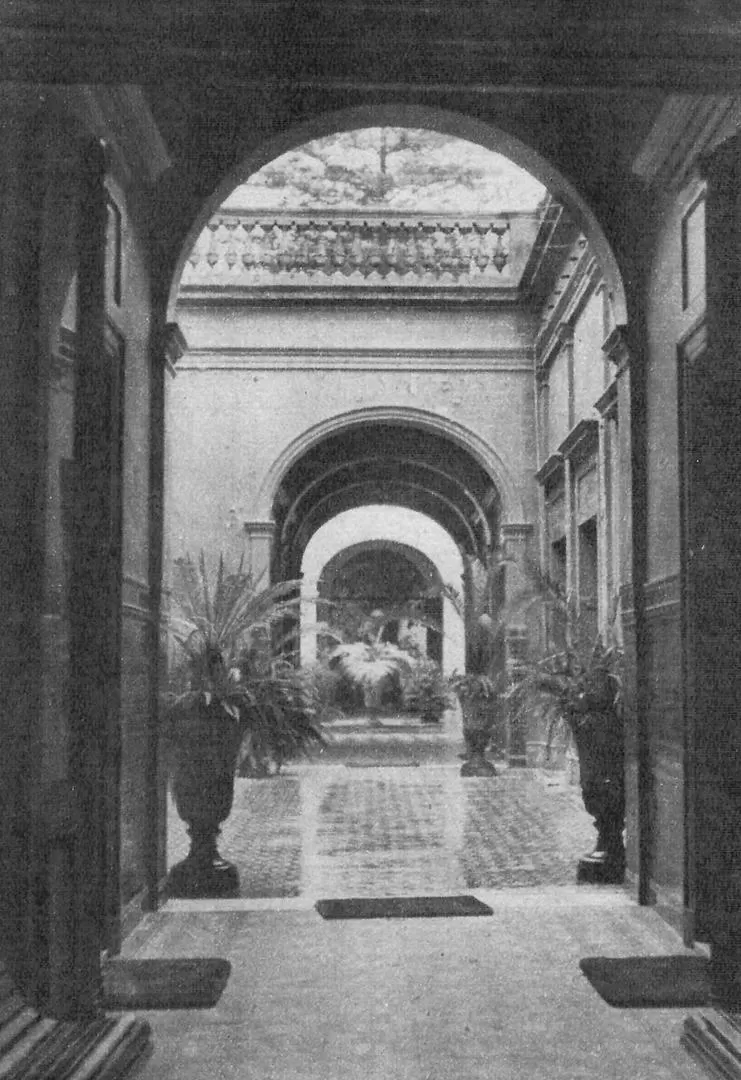 LAS VIEJAS CASAS. Vivienda del doctor Tiburcio Padilla, en la actual San Martín al 600, demolida en la década de 1940.  