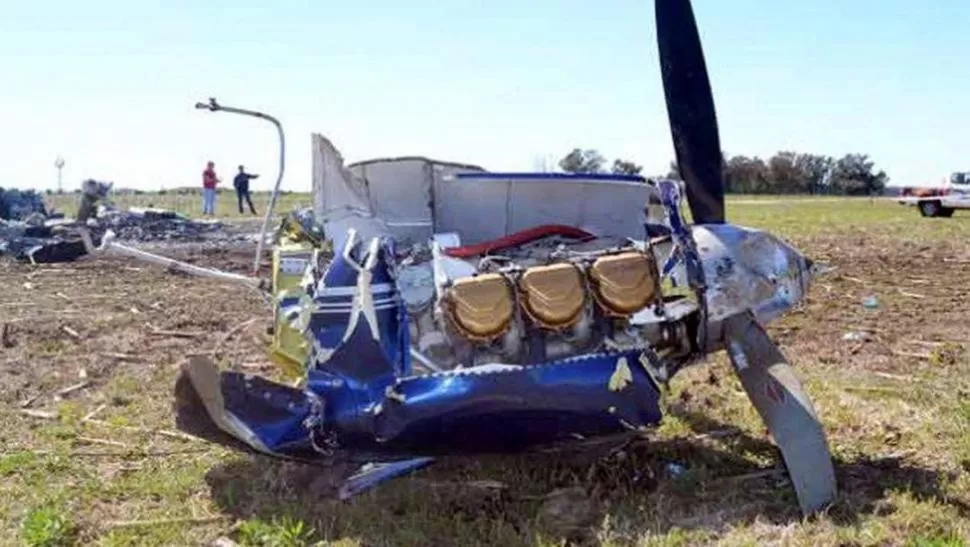 DESTROZADA. Los restos de la avioneta en la que viajaban las víctimas.  