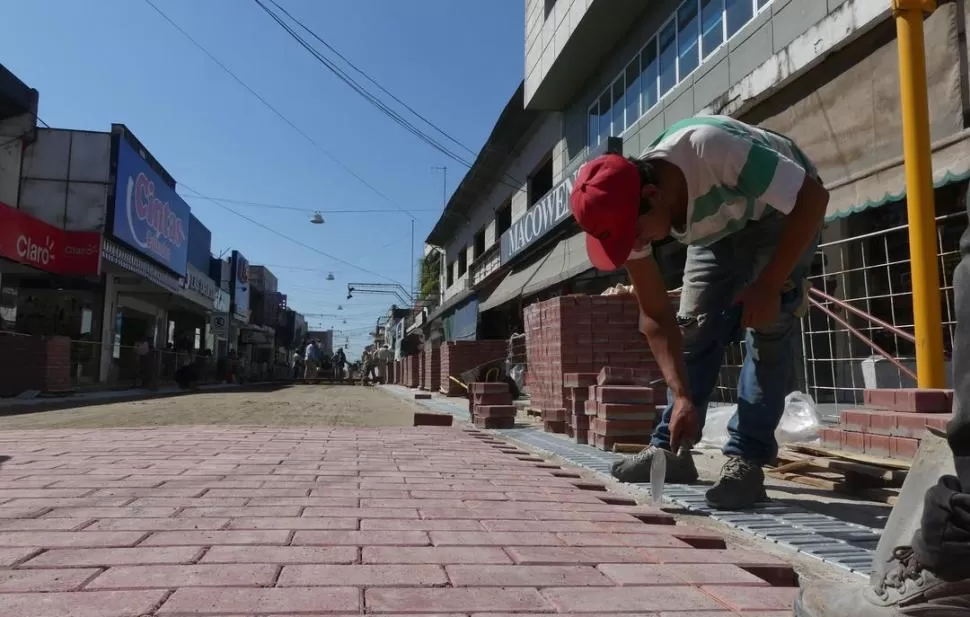 NUEVA PEATONAL. Colocan adoquines en tres cuadras de la calle San Martín. Luego será reforestada e iluminada.  