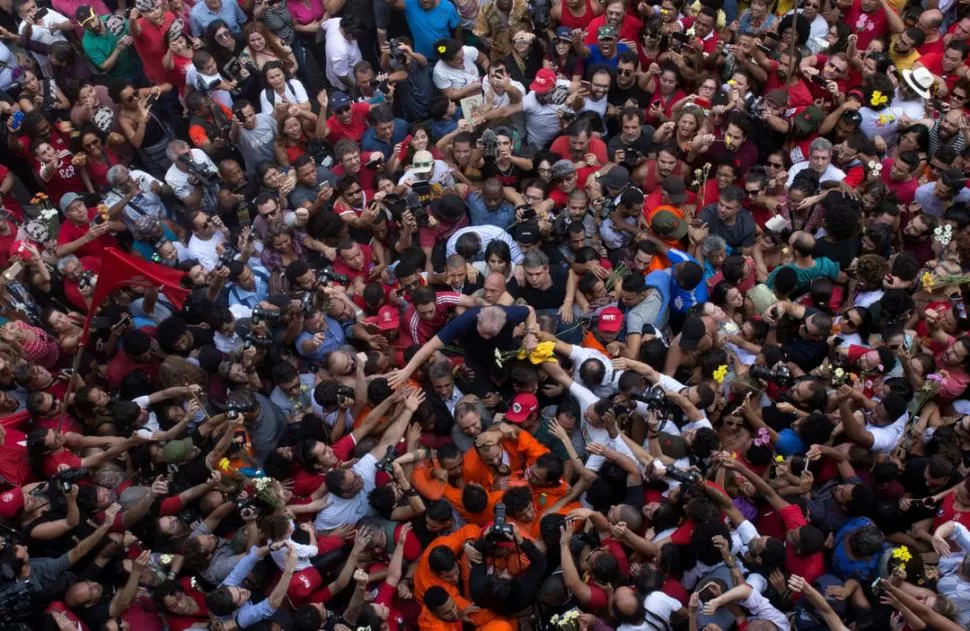 ENTRE LA MULTITUD. Así se entregó Lula el sábado; es el candidato que lidera las encuestas, con el 40% de intención de voto.  reuters