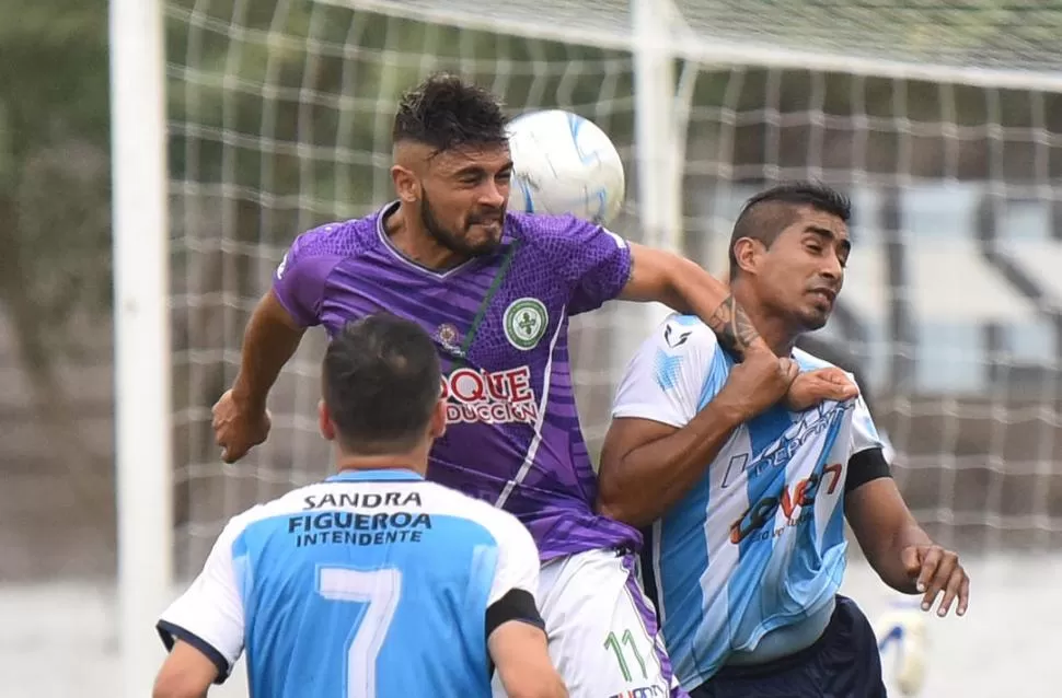 SE LA BANCÓ SOLO. Oscar Rojas, de Graneros, y Gerardo Sosa, de Deportivo Marapa, luchan en el aire por la pelota. El delantero de los “Cocodrillos” fue clave en el empate visitante. Marcó el 1-1, de penal. la gaceta / fotos de osvaldo ripoll 