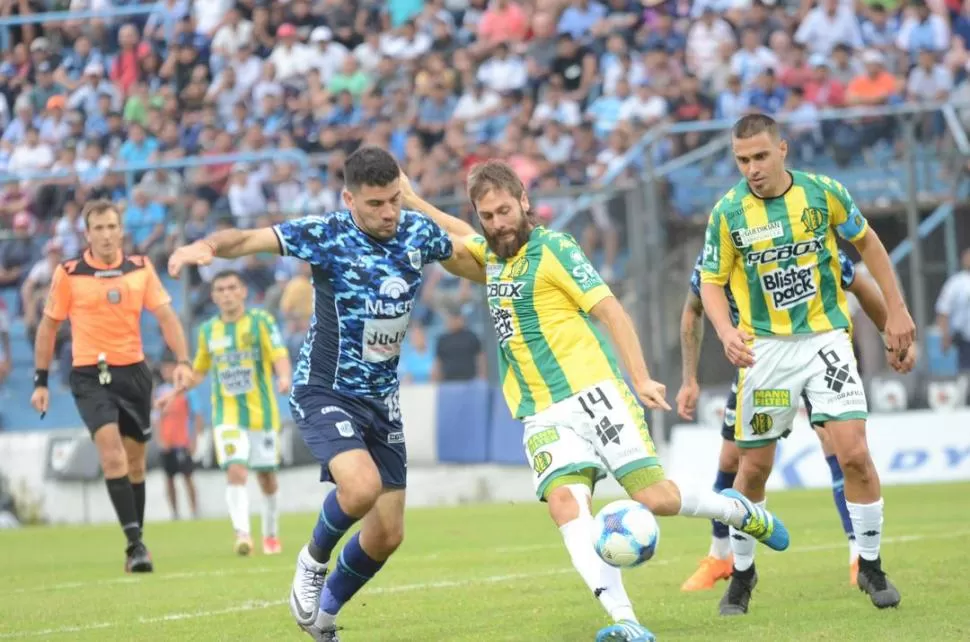 CLAVE. Fue el éxito que logró Aldosivi en Jujuy. En la foto, Ezequiel Parmisari despeja ante la mirada de Alexis Blanco,  gentileza el tribuno de jujuy