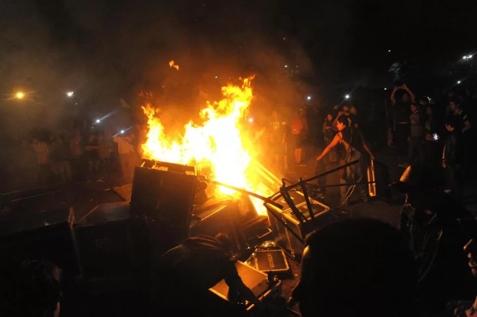 Pity decepcionó a sus fans y hubo un show de destrozos