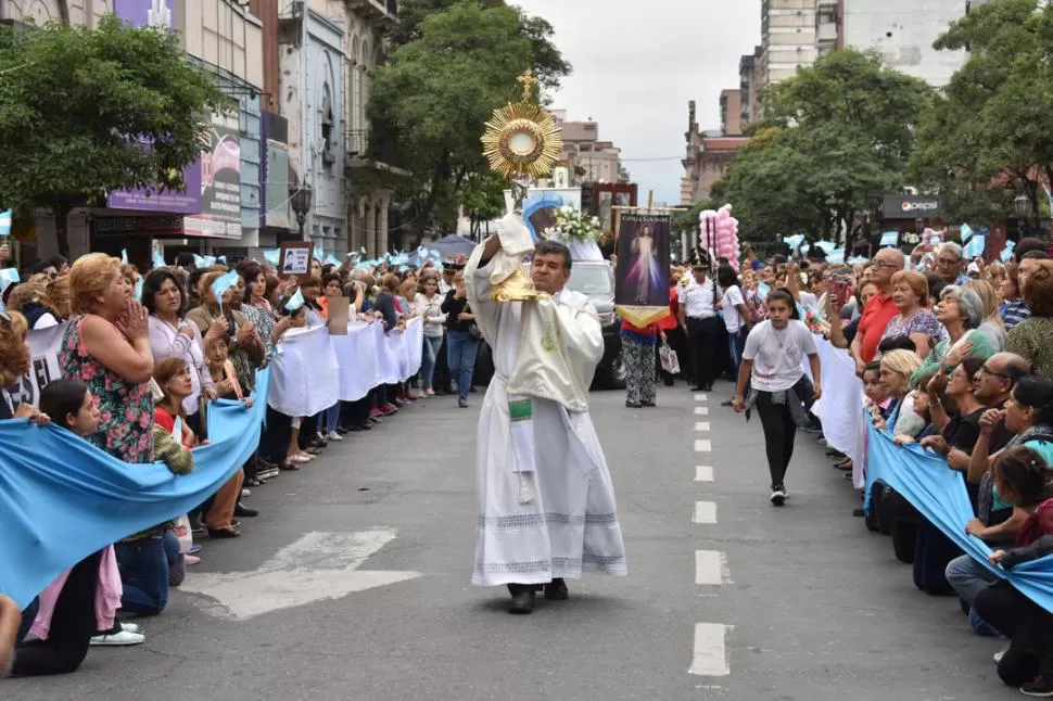 LA PROCESIÓN. Cientos de fieles se arrodillan al paso de Jesús Eucaristía, en su llegada a la iglesia Catedral. la gaceta / foto de Inés Quinteros Orio 