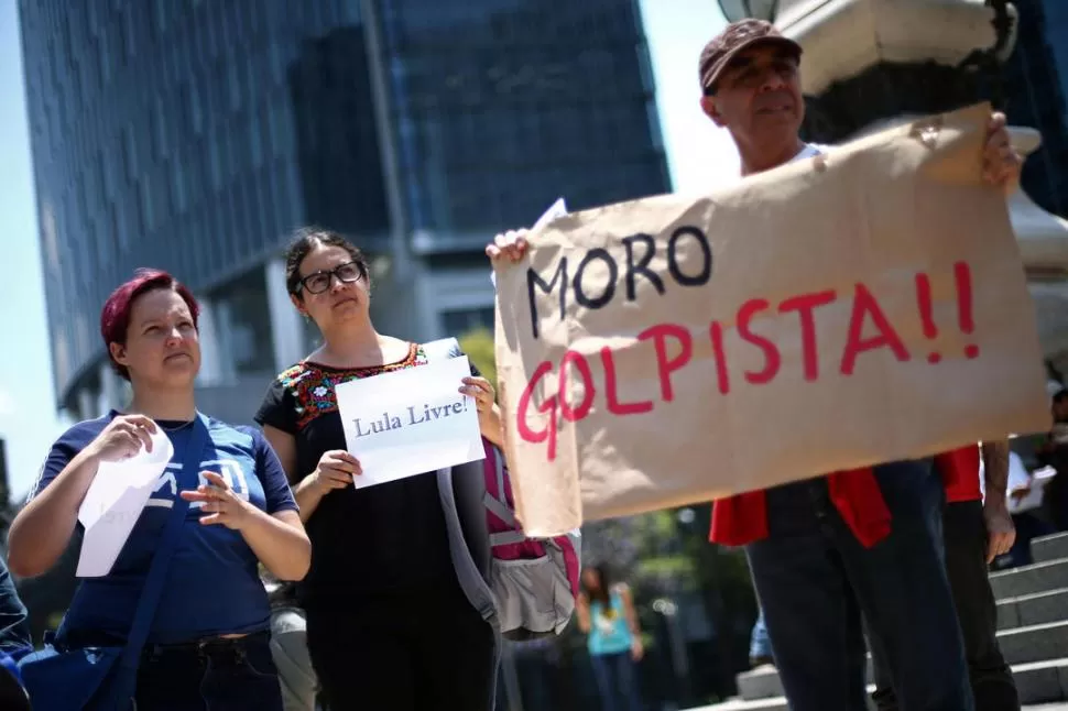 POR EL MUNDO. En Ciudad de México, al igual que en distintas urbes de Latinoamérica, pidieron por la libertad de Lula y criticaron al juez Moro.  reuters