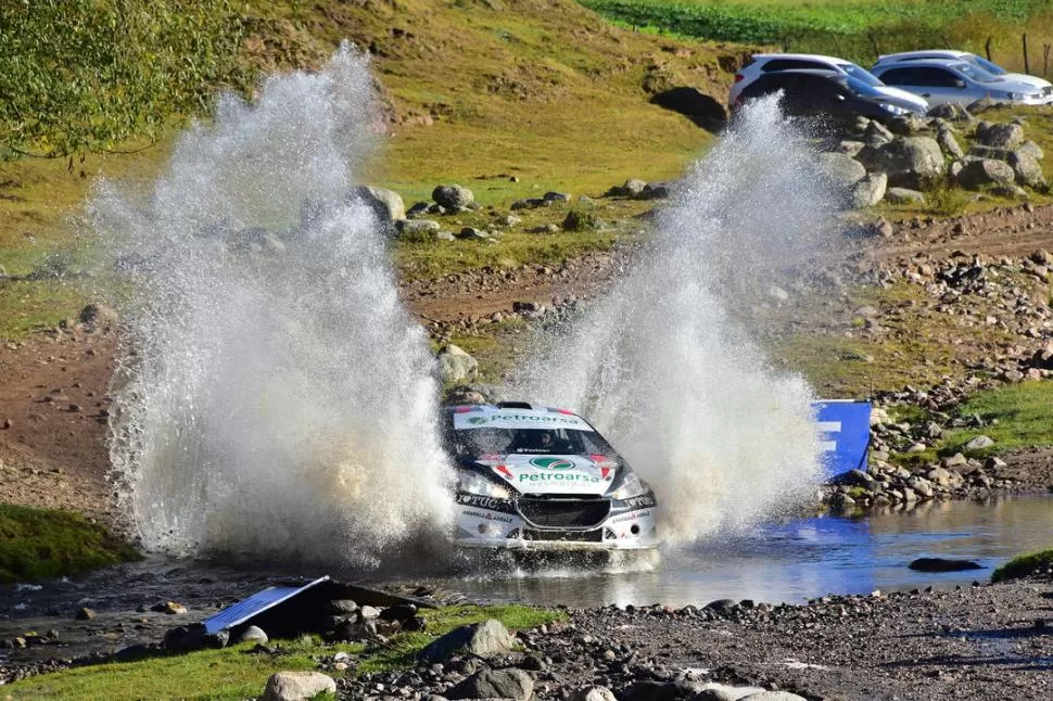 NO LO TAPÓ EL AGUA. El Peugeot 208 de Gerónimo Padilla cruza el río. Durante la competencia, no tuvo una potencia óptima, pero sí un rendimiento equilibrado. foto de marcelino mercado