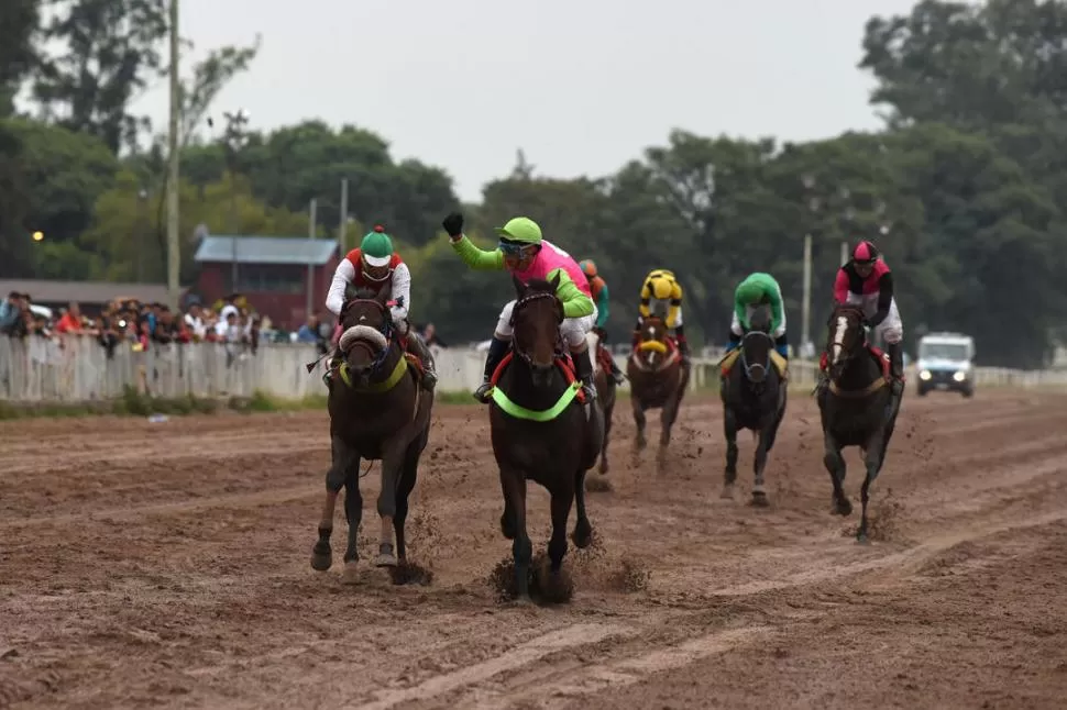 DEMOSTRÓ TODO SU PODERÍO. Matías Basualdo ya inicia el festejo sobre la montura de Sir Melody en el cotejo jerárquico. la gaceta / foto de Analía Jaramillo