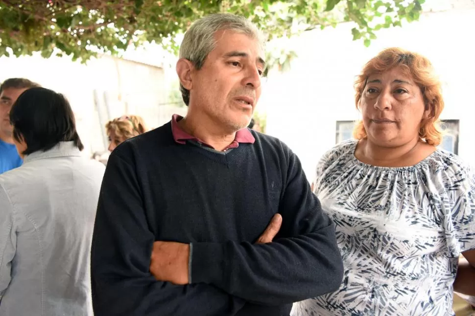 PROFUNDO DOLOR. Ayer, los padres del joven asesinado permanecían consternados por la tragedia.  la gaceta / fotos de analía jaramillo