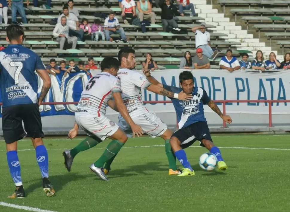 RODEADO. Walter Erviti no gravitó en el juego para Alvarado. En la escena es marcado por Fabio Pereyra, de San Jorge. gentileza diario la capital de mar del plata