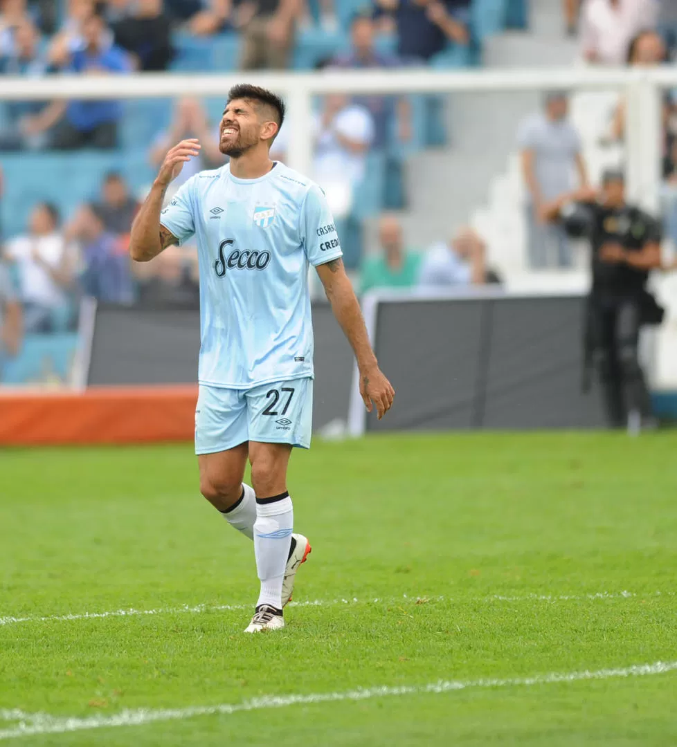 LAMENTO. Díaz se reprocha una jugada, así como todo Atlético el empate final. la gaceta / foto de héctor peralta