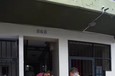 Otra joven muere al caer de un edificio: su ex pareja tendría rasguños en brazos, pecho y el rostro
