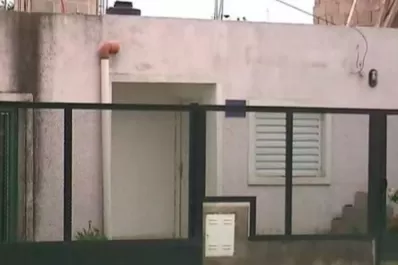 Entró a robar y quedó atrapado entre las rejas: terminó en el hospital