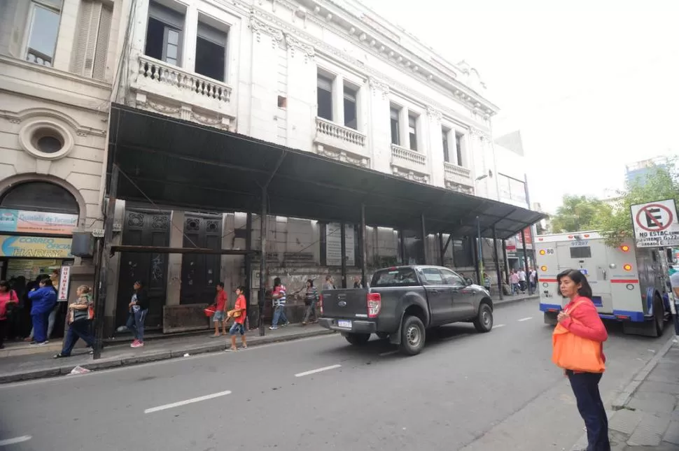 MAL VISTA. La fachada del edificio del ex Banco Francés está destruida. LA GACETA / FOTO DE ANTONIO FERRONI.-