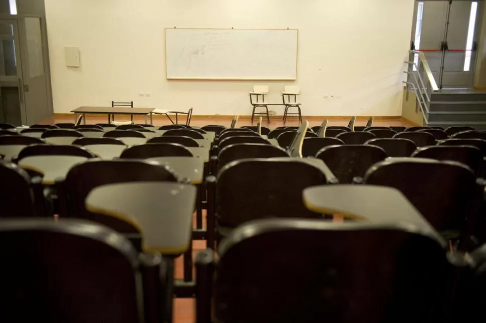 AULAS VACÍAS. Los docentes universitarios irán al paro en reclamo para que los sueldos suban un 25%. la gaceta / FOTO DE JORGE OLMOS SGROSSO (archivo)