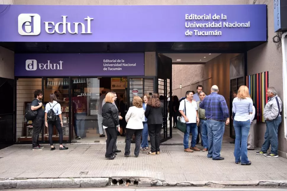 LA FACHADA. Del acto inaugural en Crisóstomo al 800 participaron distintos actores de las letras tucumanas. LA GACETA / FOTOS DE INÉS QUINTEROS ORIO.-