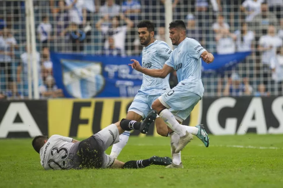 UNA DE LAS DESPERDICIADAS. Ni Toledo ni Núñez pueden con Ibáñez, el arquero de Newell’s. El formoseño aportó un golazo para un equipo que los necesita como el agua en este momento del torneo.  la gaceta / FOTO DE JORGE OLMOS SGROSSO