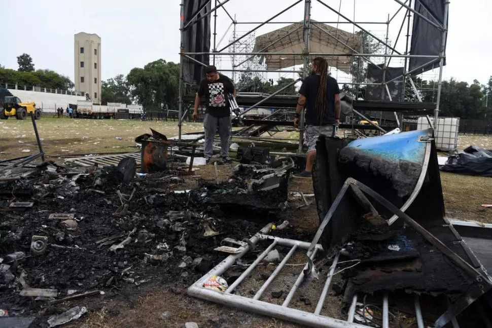 IRRECUPERABLE. Parte de los millonarios equipos de sonido que fueron incendiados cuando el show no comenzó. LA GACETA / FOTOS DE DIEGO ARÁOZ.-