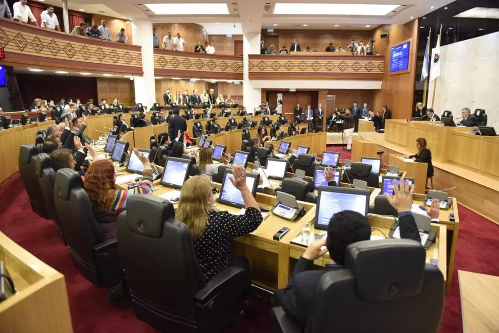 POR UNANIMIDAD. Los legisladores levantan la mano para autorizar la prórroga de la ley del nuevo proceso penal. fotos prensa legislatura