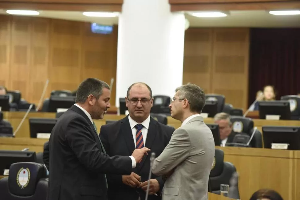 CHARLA. Colombres Garmendia (PRO), Caponio (PJ) y Canelada (UCR) dialogan en el recinto.  