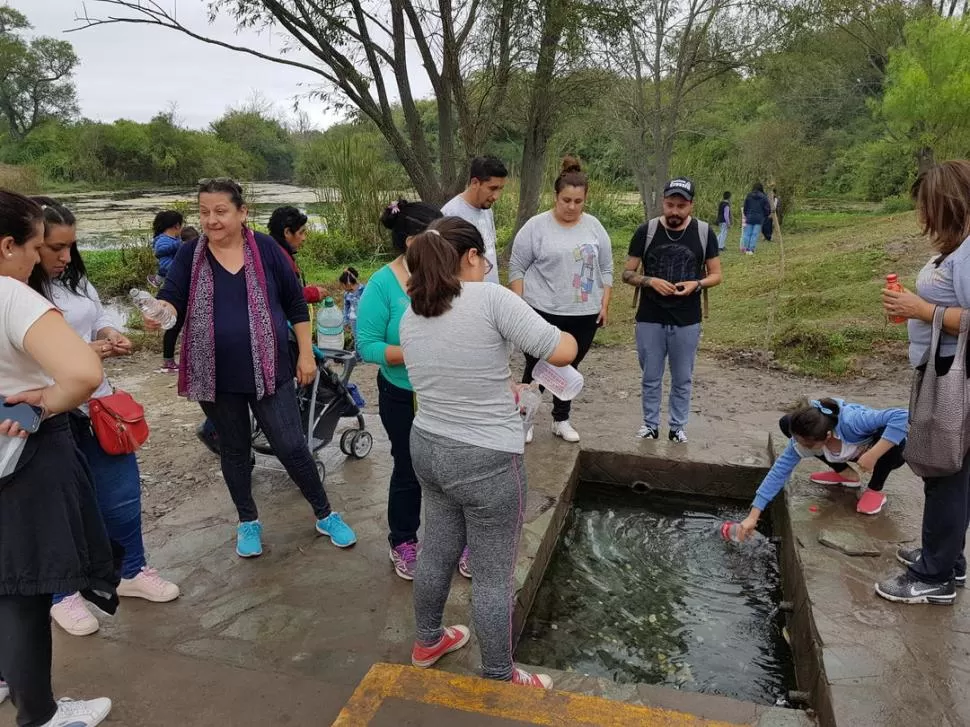 EL MANANTIAL. Según la tradición, San Francisco Solano lo hizo brotar al hundir su bastón en la tierra. Había una gran sequía en años años. LA GACETA / FOTOS DE MAGENA VALENTIÉ.